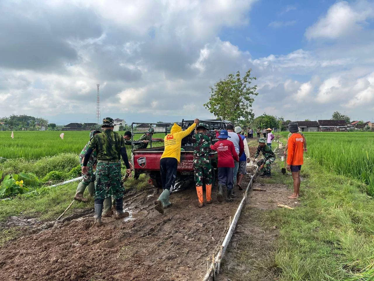 Mobil Pengangkut Material TMMD Terjebak Lumpur, TNI dan Warga Kompak Dorong Bersama. (KlikSoloNews/dok)