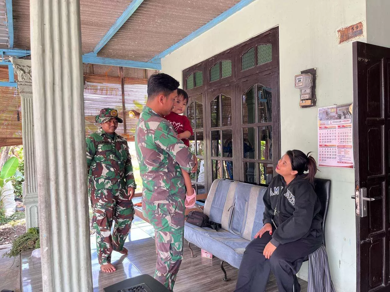Momen Haru di TMMD Sragen, Praka Alfian Lepas Rindu dengan Buah Hati. (KlikSoloNews/dok)