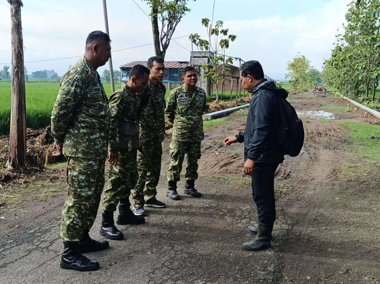 Sukseskan TMMD Reguler ke-128, Pendim Kodim 0725/Sragen Turun Langsung ke Lapangan. (KlikSoloNews/dok)