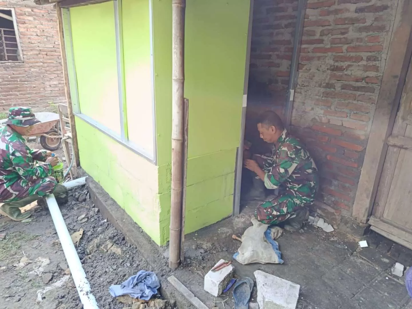 Rehab RTLH TMMD Sragen Masuki Tahap Pengecatan, Rumah Ngadinem Kini Lebih Layak Huni. (KlikSoloNews/dok)