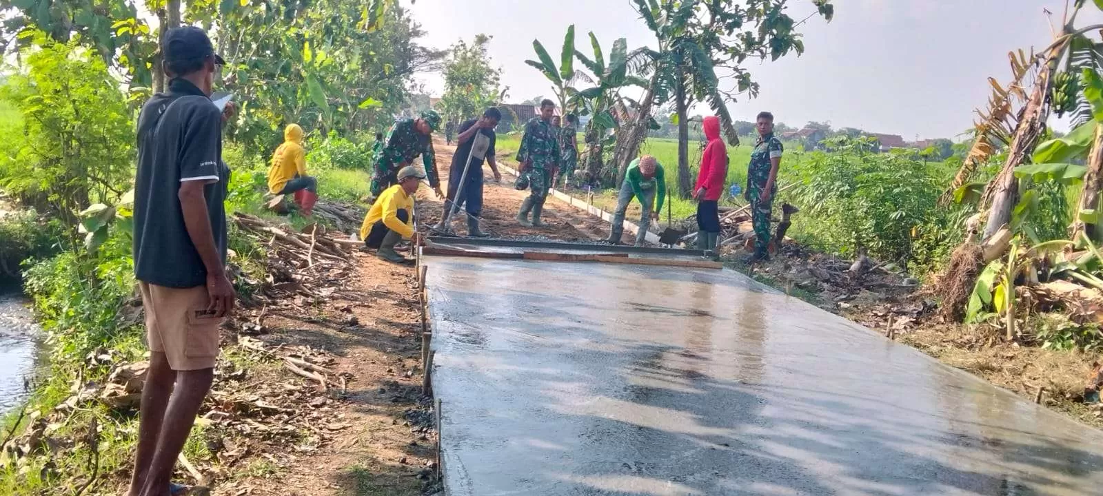 15 Hari Jelang Penutupan TMMD Kodim Sragen, Satgas Tetap Semangat Tanpo Sambat. (KlikSoloNews/dok)