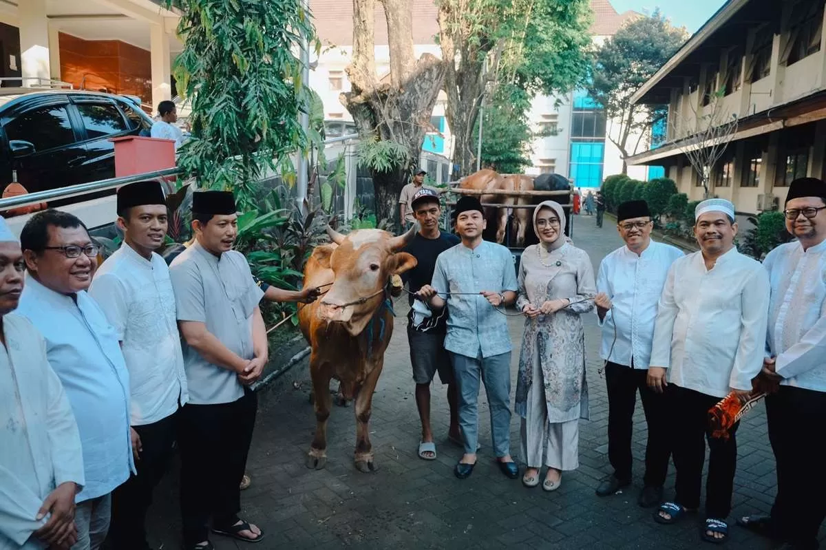 Momen Iduladha 2026, Wali Kota Respati Ardi Serahkan Hibah Enam Sapi Kurban. (KlikSolonews/dok Pemkot Surakarta)