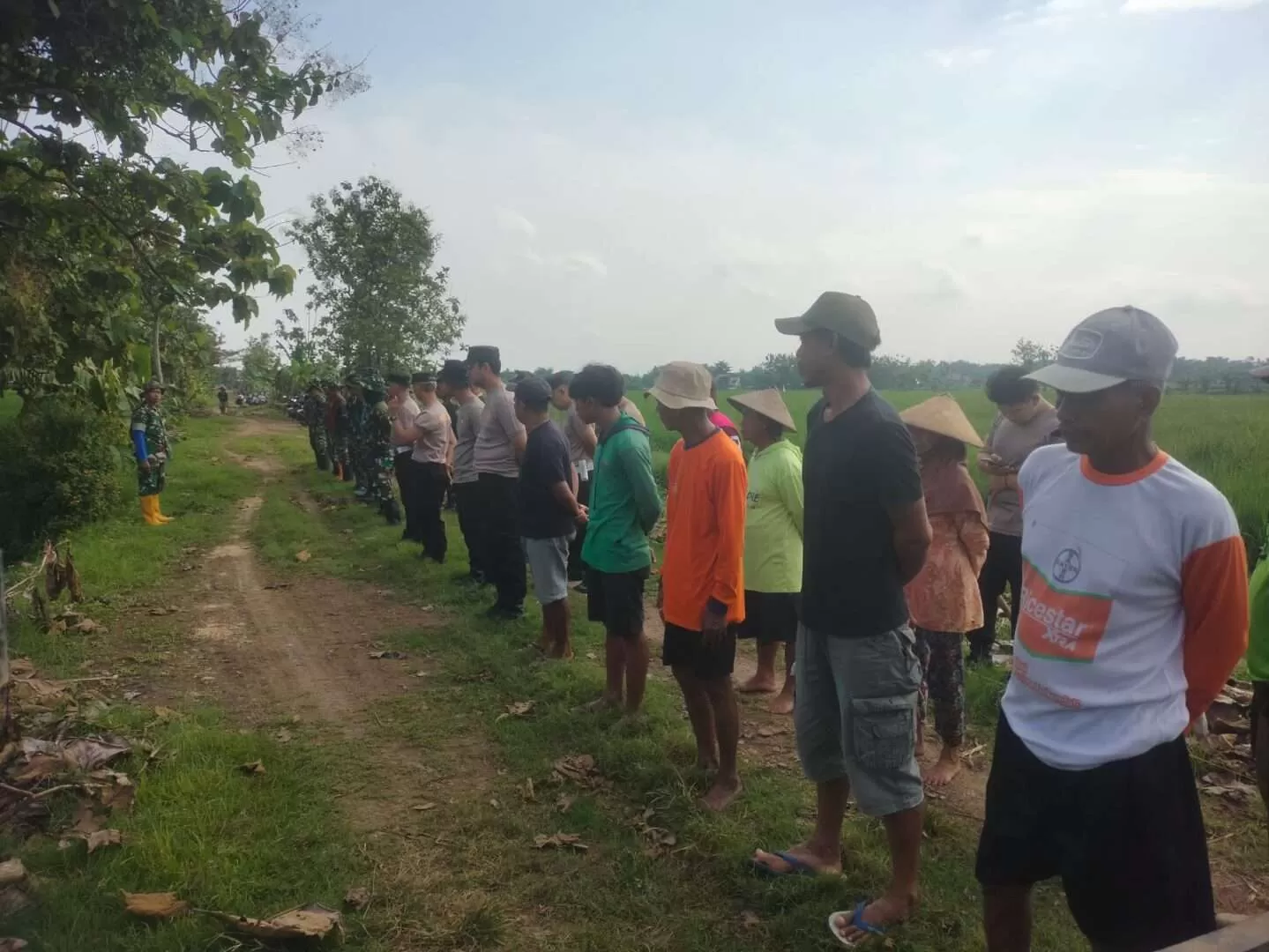 Sinergi TNI-Polri dan Warga Percepat Cor Jalan TMMD di Sragen. (KlikSoloNews/dok)