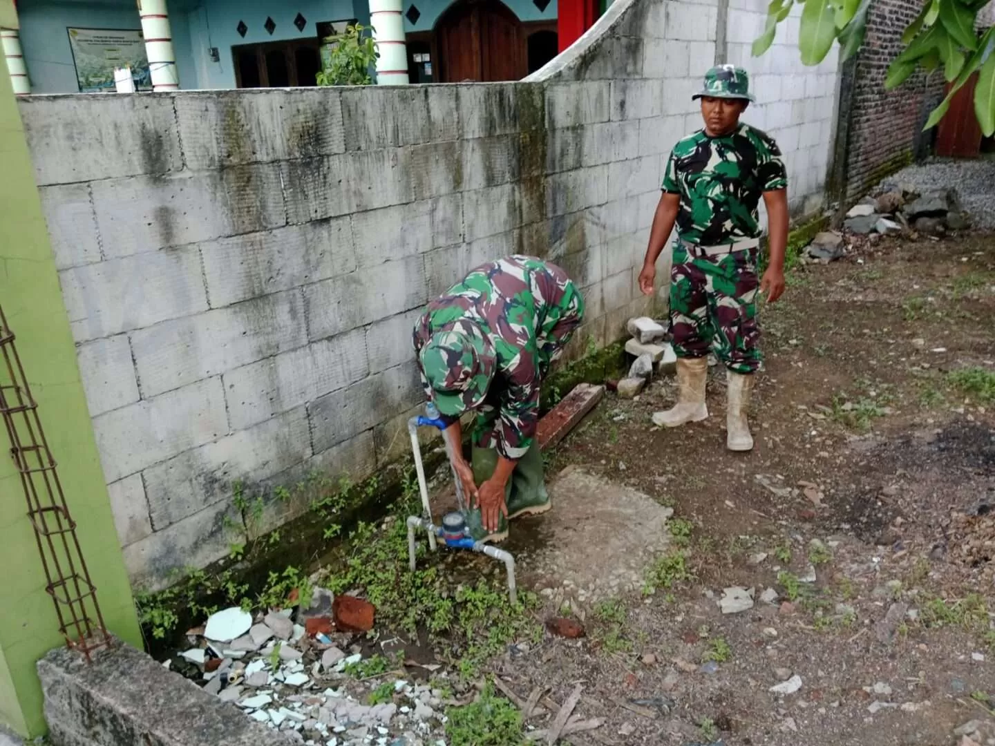 Disiplin Satgas TMMD Sragen: Bersihkan Alat Kerja di Akhir Hari Demi Kelancaran Pembangunan. (KlikSoloNews/dok)
