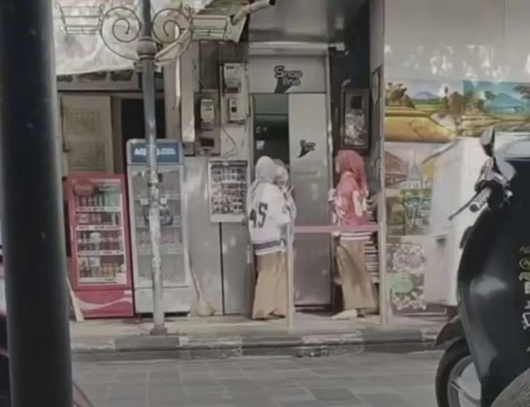 Video ASN di Braga Viral, Disorot Datang Bawa Sapu Lalu Foto-foto. (KlikSoloNews/dok)