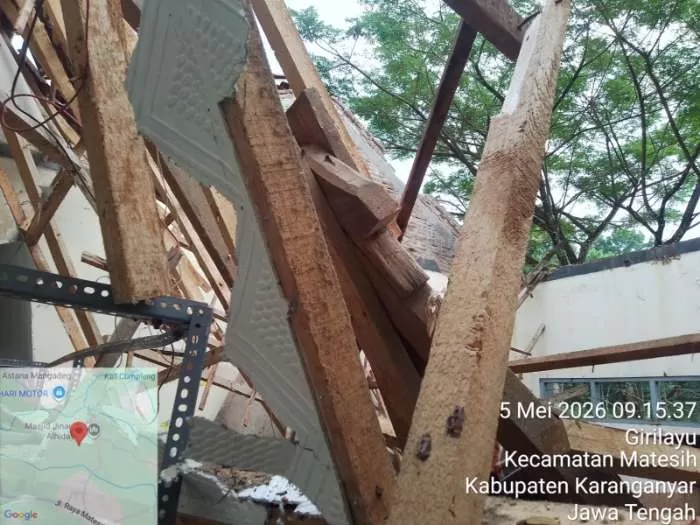 Atap SD Negeri 01 Girilayu Karanganyar Roboh Saat Jam Sekolah, Tidak Ada Korban Jiwa. (KlikSoloNews/dok)
