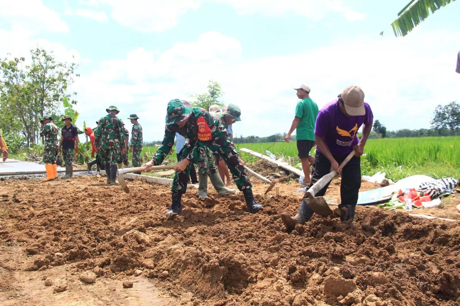 Dansatgas TMMD Sragen Turun Mencangkul di Jalan Becek Desa Puro. (KlikSoloNews/dok)