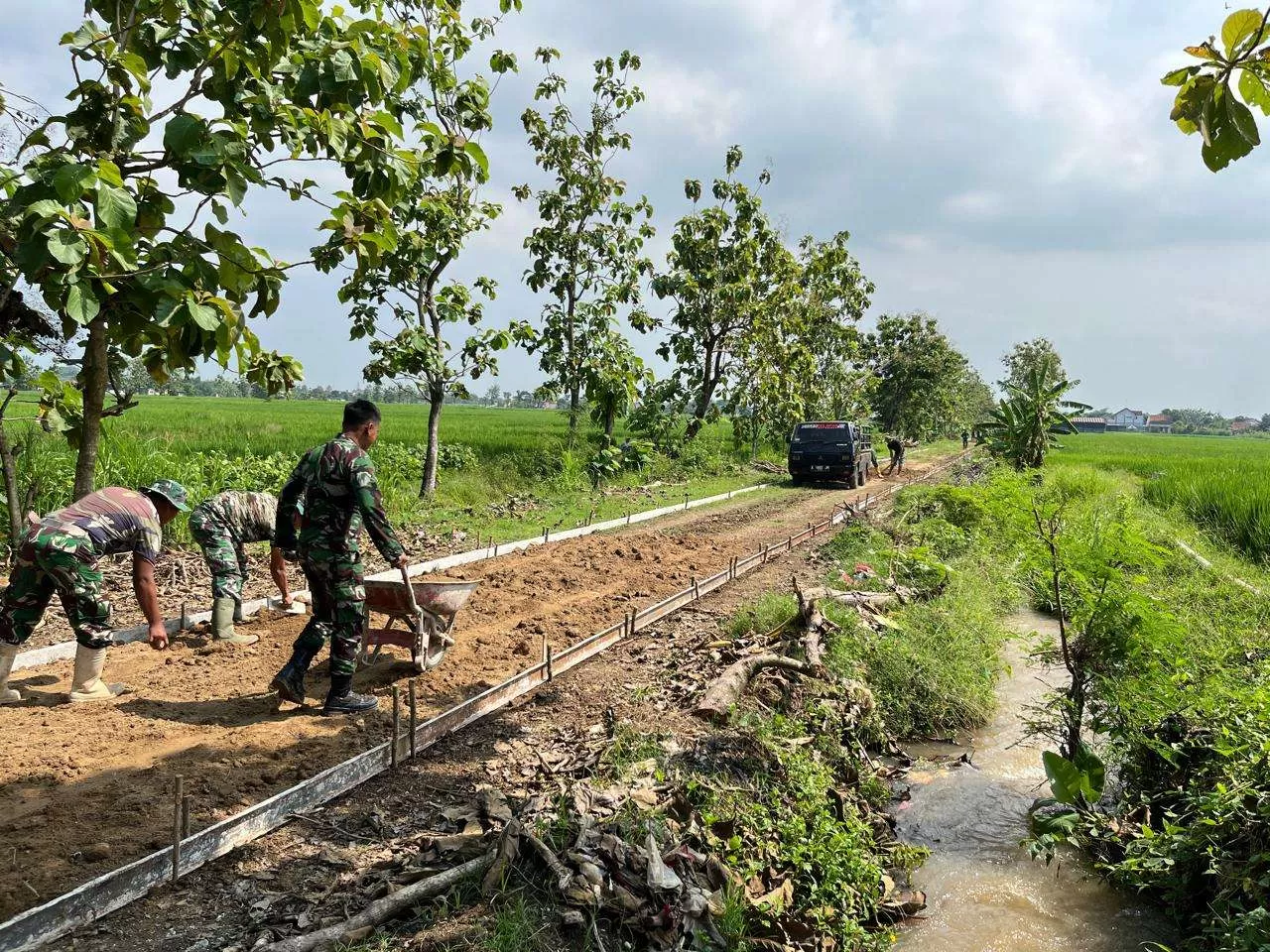 Kejar Target Cor 1.100 Meter, Satgas TMMD Sragen Hadapi Tantangan Cuaca. (KlikSoloNews/dok)