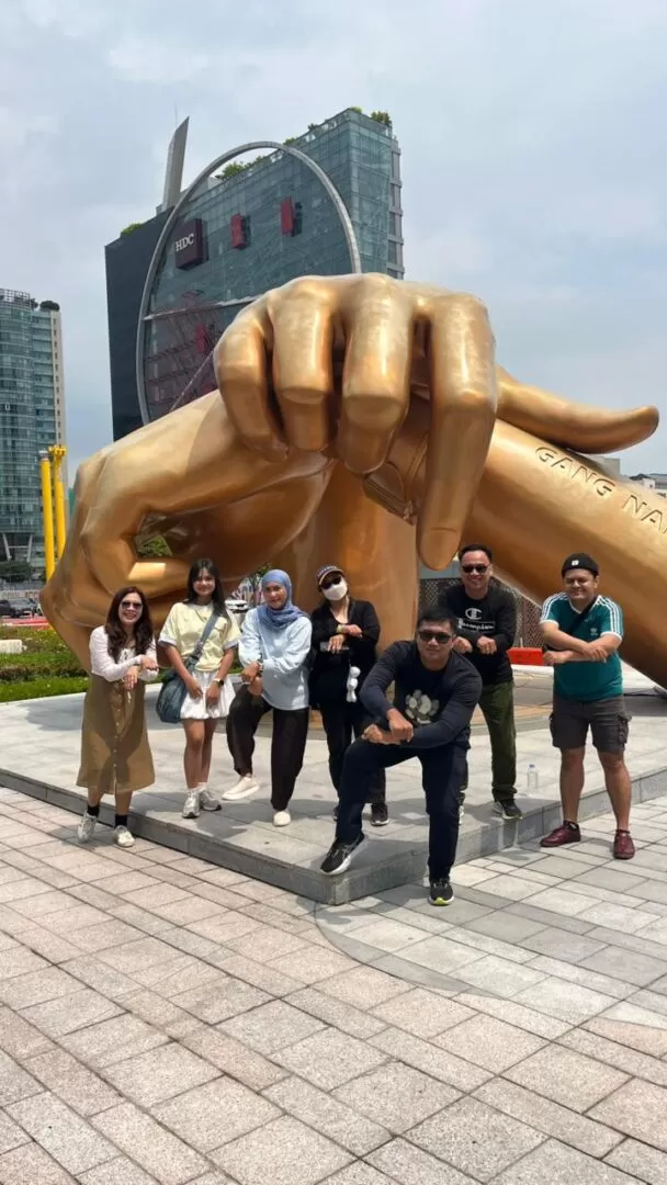Spot Instagramable di Seoul, Patung Gangnam Style Jadi Ikon Wisata Pecinta K-Pop. (KlikSoloNews/Adhirajasa)