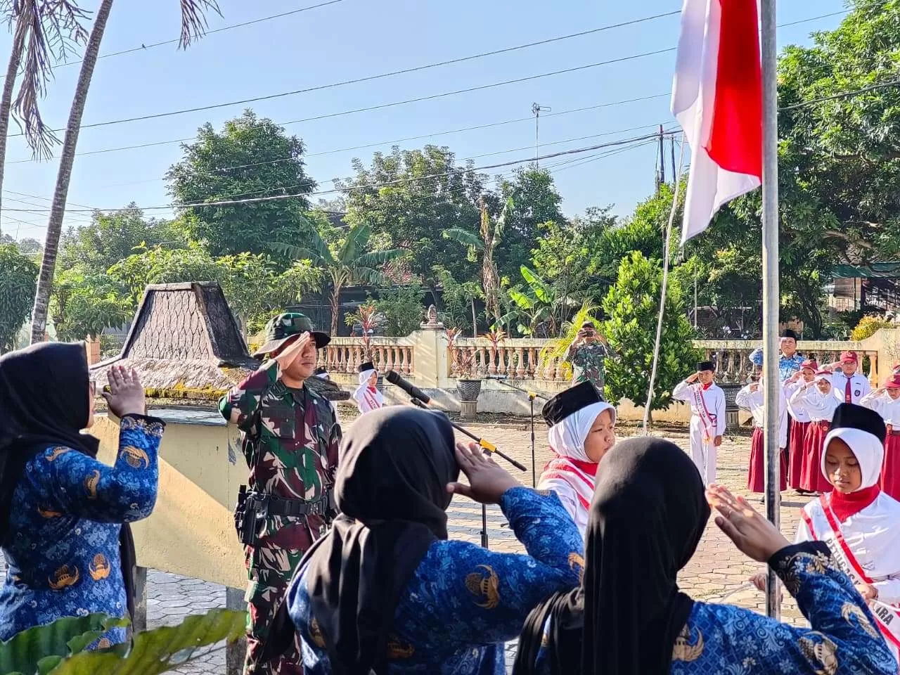 Momen Hardiknas, Perwira TNI Pimpin Upacara di SD Plumbungan IV Sragen. (KlikSoloNews/dok)