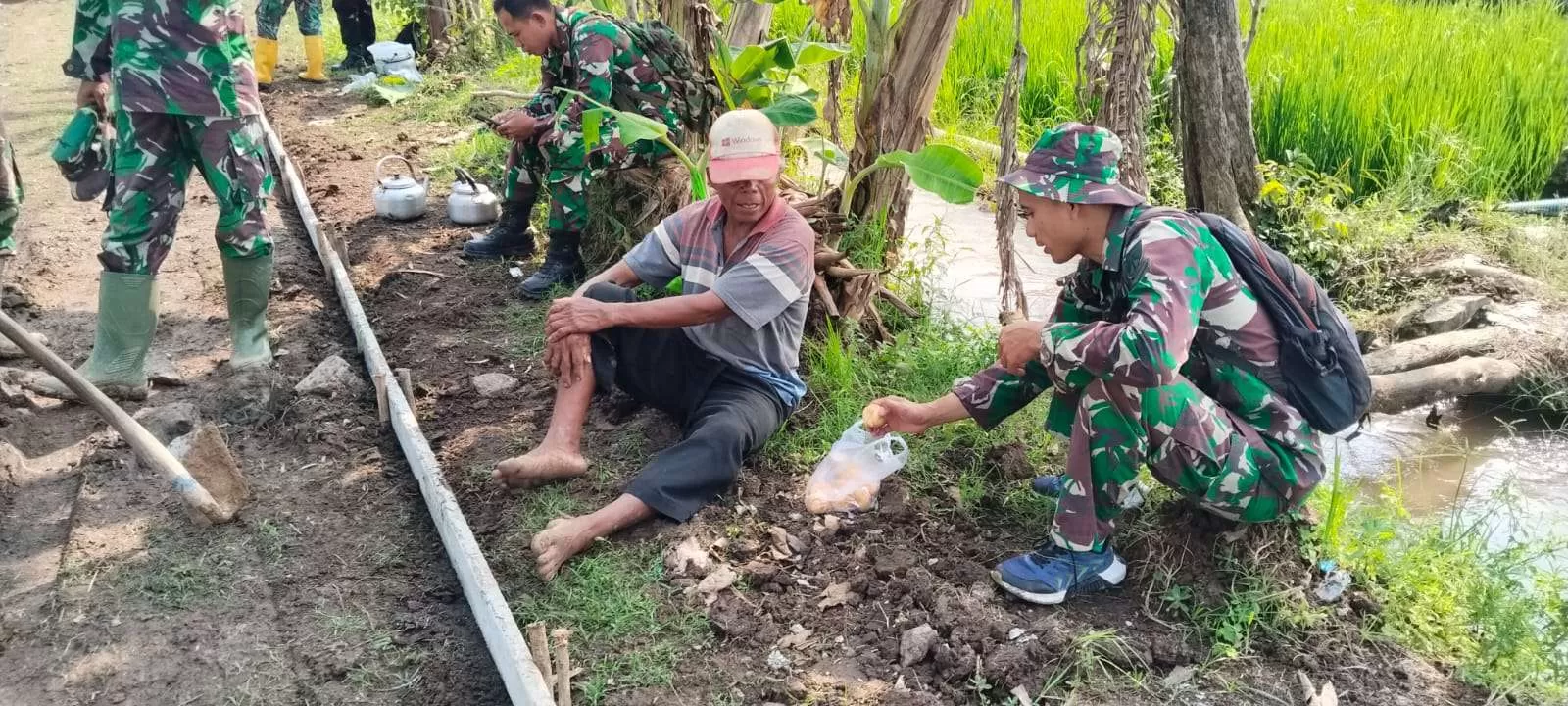 Kisah Inspiratif di TMMD Sragen: Perjuangan Ayah Sederhana Antar 5 Anak Menjadi Sarjana. (KlikSoloNews/dok)