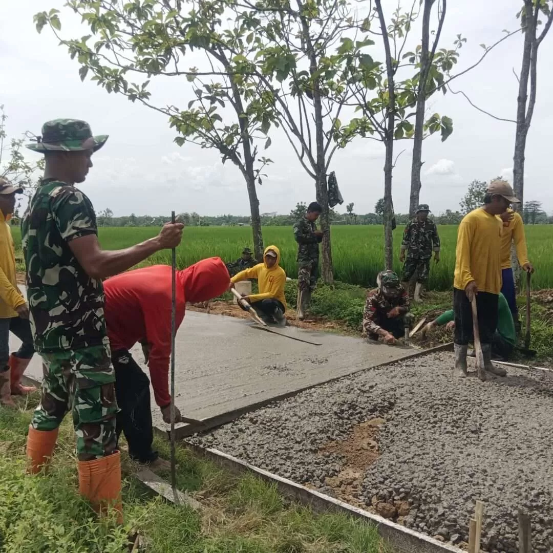 Kejar Waktu Sebelum Hujan, Satgas TMMD Percepat Pengecoran Jalan di Sragen. (KlikSoloNews/dok)
