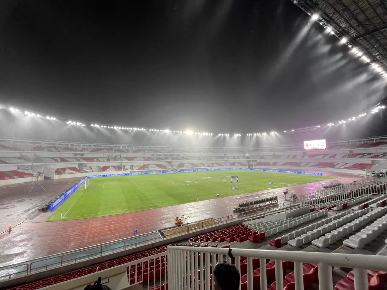 Hujan Disertai Petir, Laga Malut United vs Persis Solo di Stadion Jatidiri Ditunda 30 Menit. (KlikSoloNews/Adhirajasa)