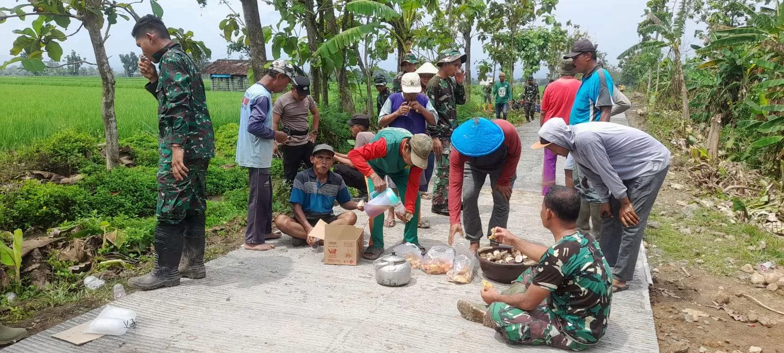Kebersamaan Satgas TMMD dan Warga Desa Puro Terjalin Hangat di Tengah Pengecoran Jalan. (KlikSoloNews/dok)