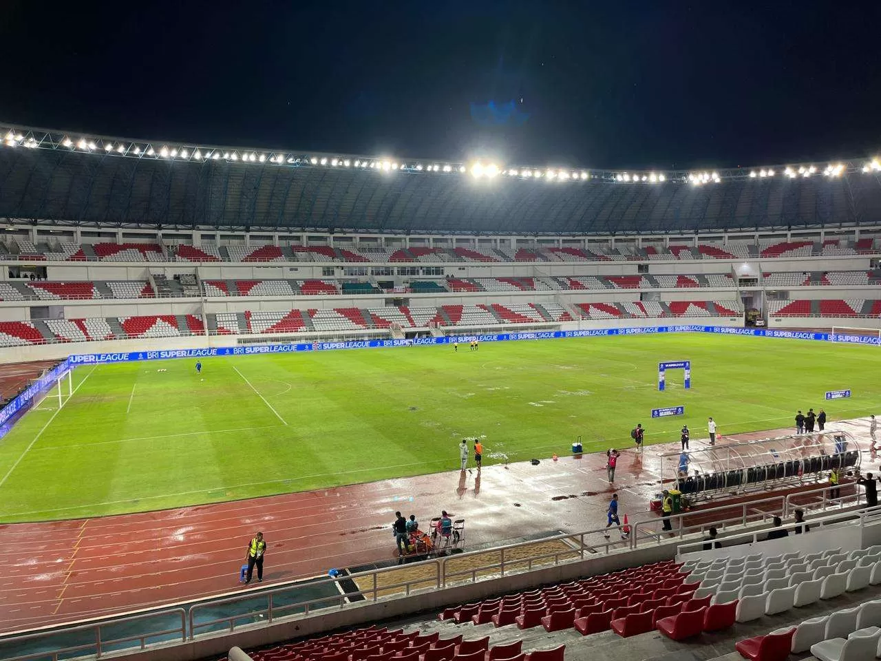 Update Terkini: Hujan Reda, Laga Malut United vs Persis Solo Segera Dilanjutkan. (KlikSolonews/Adhirajasa)