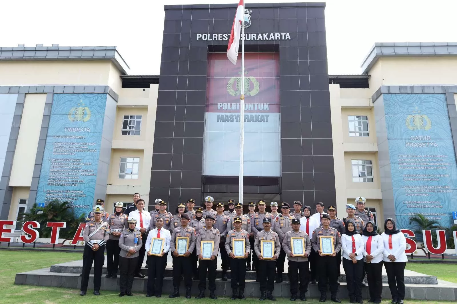 Polresta Surakarta Beri Penghargaan Anggota Berprestasi, Tujuh Personel Masuk 10 Besar Polda Jateng. (KlikSoloNews/dok)