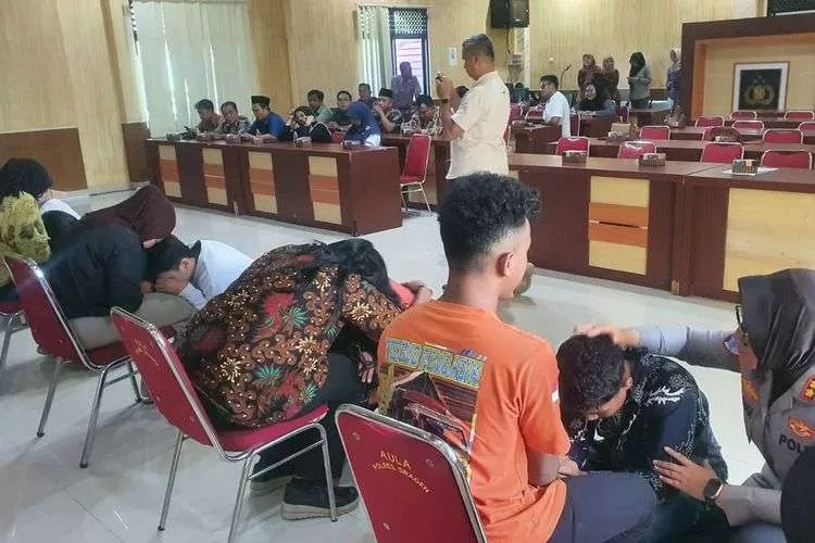 Pelaku Konten Pocong Viral Sragen Sungkem dan Minta Maaf ke Orangtua. (KlikSoloNews/dok)