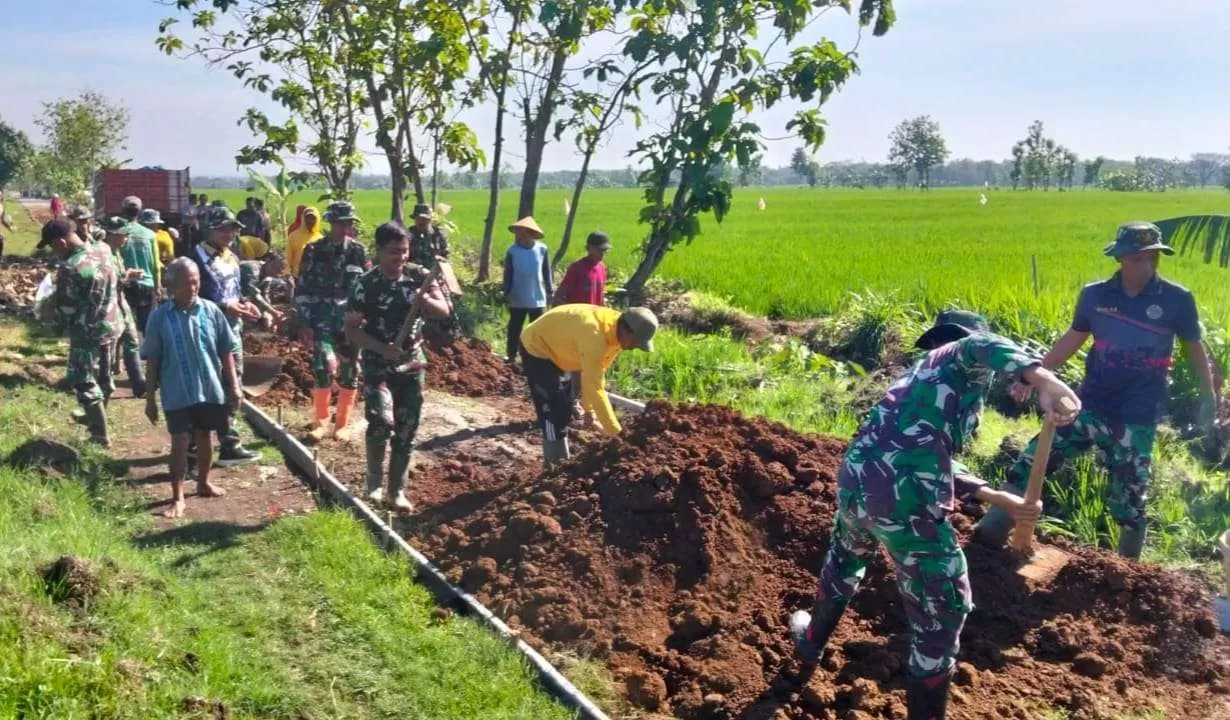 Pengurukan Jadi Tahap Krusial Sebelum Pengecoran Jalan TMMD di Sragen. (KlikSoloNews/dok)