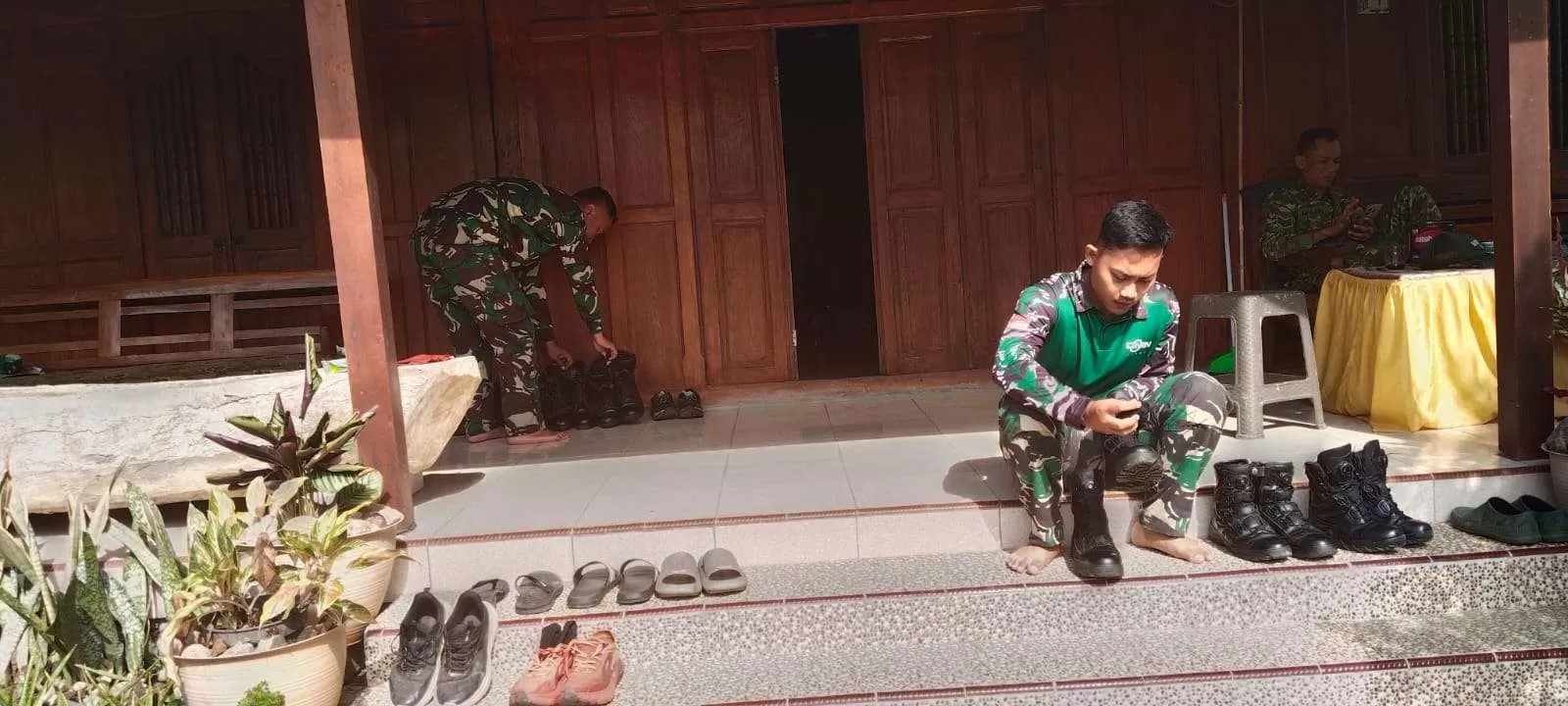 Meski Bertugas di TMMD, Prajurit Kodim Sragen Tetap Jaga Kerapian dan Disiplin. (KlikSoloNews/dok)