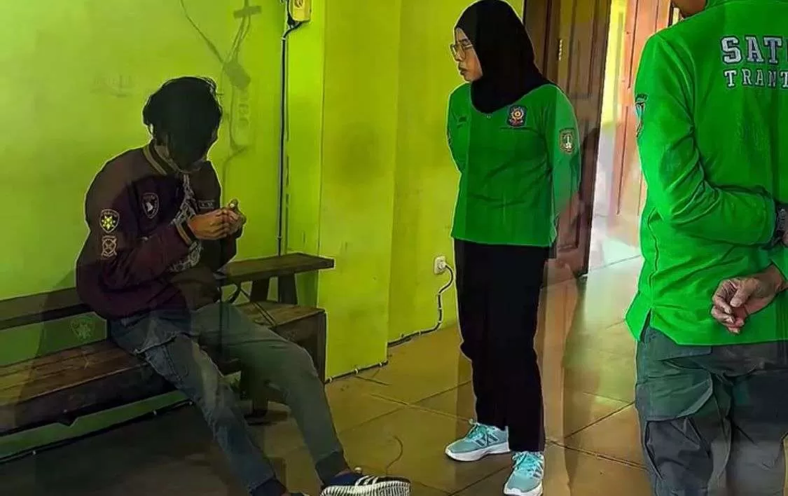VIRAL! Pria Asal Kebakkramat Karanganyar Pamer Alat Vital di Restoran Korea Solo Diamankan Satpol PP. (KlikSoloNews/dok)