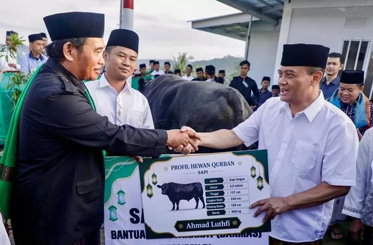 Iduladha di Huntara Tegal, Gubernur Ahmad Luthfi Salat Id Bersama Korban Tanah Bergerak dan Serahkan Sapi Kurban. (KlikSoloNews/dok)