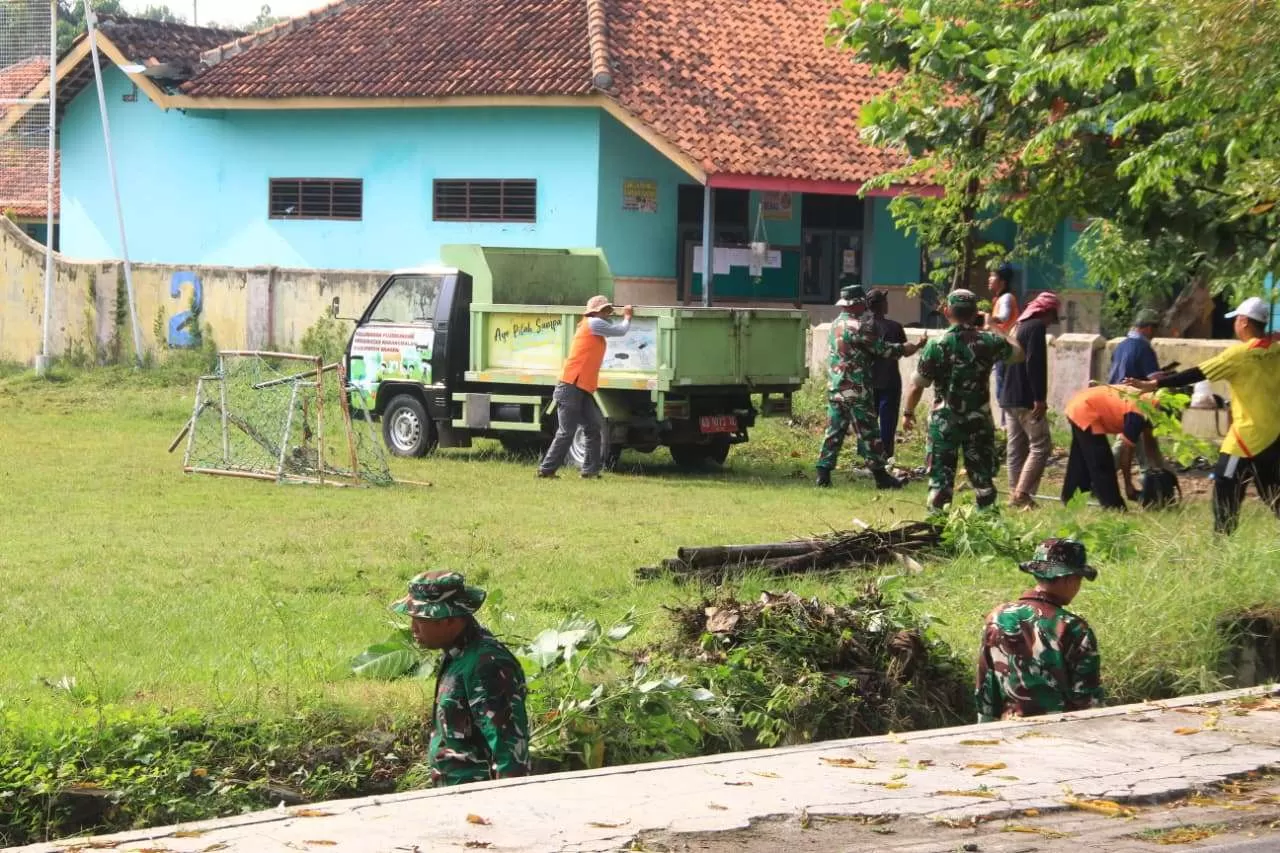 Satgas TMMD Bersihkan Selokan SDN 2 Plumbungan Sragen. (KlikSoloNews/dok)