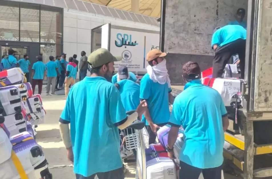 Jemaah Haji Indonesia Kedapatan Bawa 100 Slop Rokok, Koper Dibongkar Petugas Bandara Jeddah. (KlikSoloNews/dok)