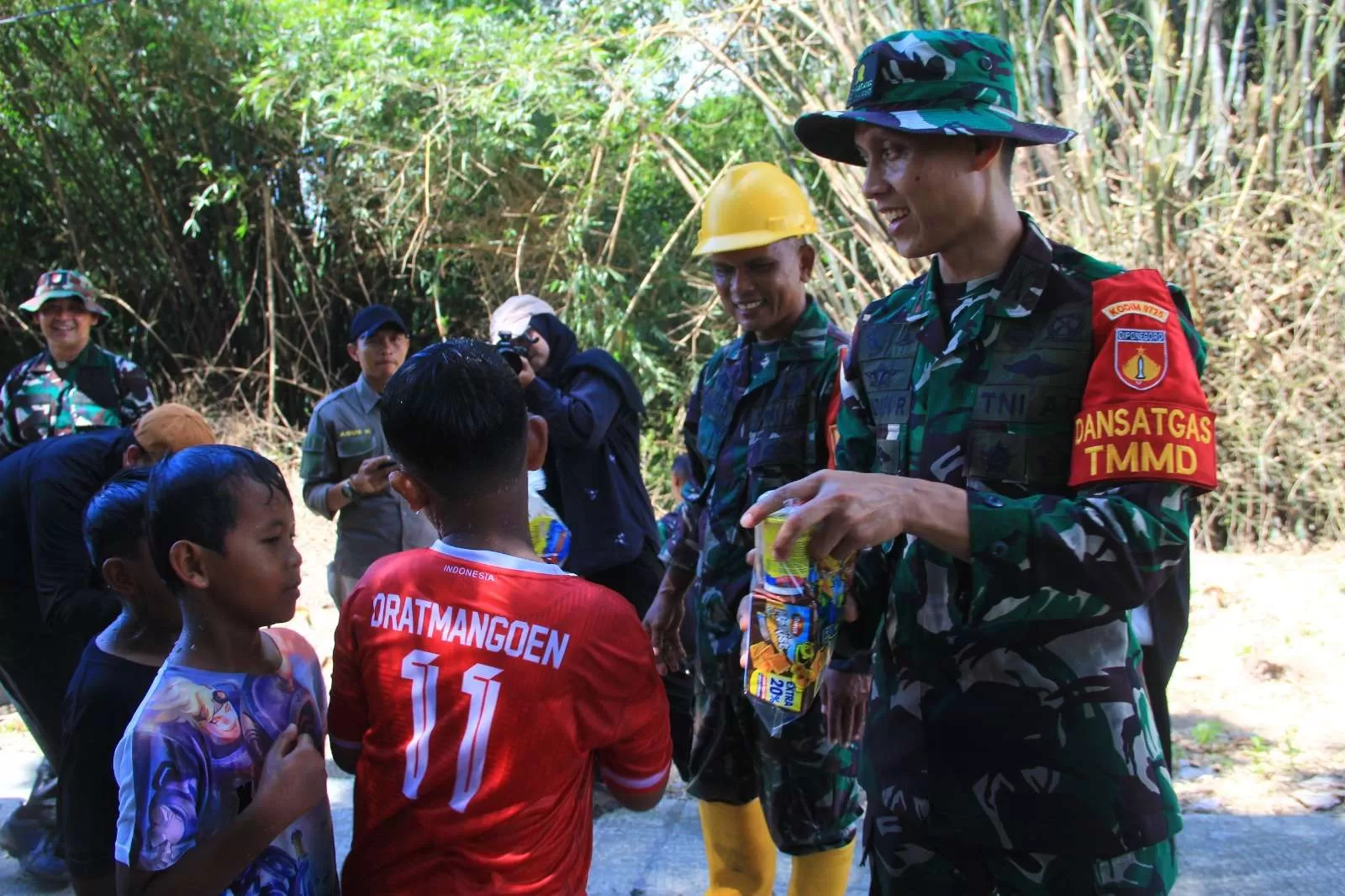 Dansatgas TMMD Sragen Bagikan Snack ke Anak-anak di Desa Puro. (KlikSoloNews/dok)
