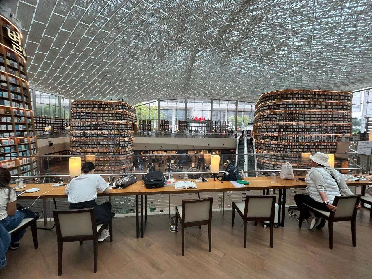 Suasana Starfield Library di Gangnam Disgtric, Seoul, Korea Selatan. Minat Kuliah di Korea Selatan Meningkat, Mahasiswa Indonesia Naik Hampir Dua Kali Lipat. (KlikSolonews/Adhirajasa)