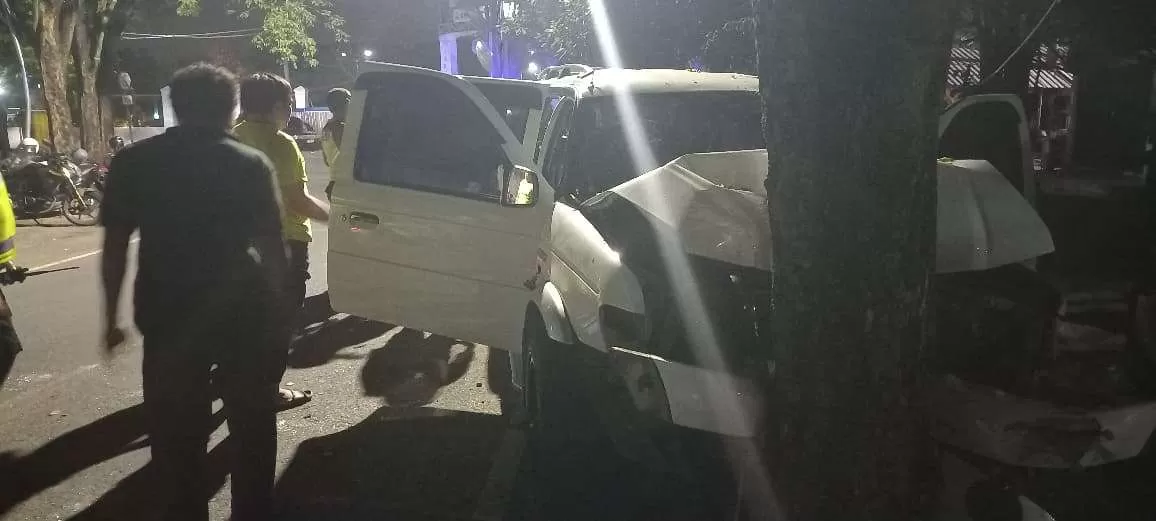 Diduga Tabrak Lari di Solo, Pengemudi Ford Everest Diamankan Polisi Usai Mobil Hantam Tiang dan Pohon. (KlikSoloNews/dok)