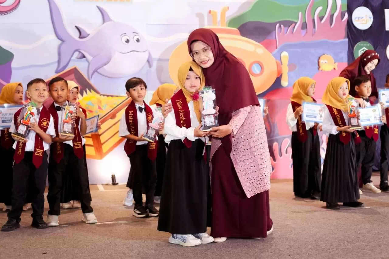 Penyerahan penghargaan kepada siswa RA Alif Smart oleh Yeyen Mariana, Kepala RA Alif Smart. (KlikSoloNews/dok)