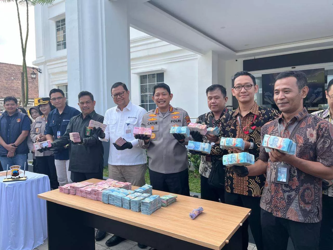 Polresta Surakarta dan BI Solo Musnahkan Ribuan Lembar Uang Palsu Senilai Hampir Rp1 Miliar. (KlikSoloNews/Adhirajasa)