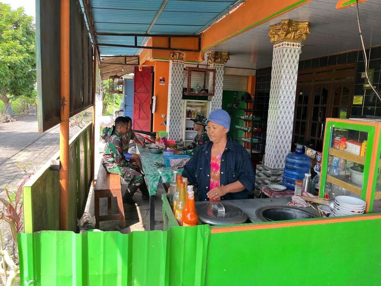 Anggota Satgas TMMD 128 Dorong UMKM Lokal, Warung Mie Ayam Bu Partini Jadi Langganan Prajurit. (KlikSoloNews/dok)