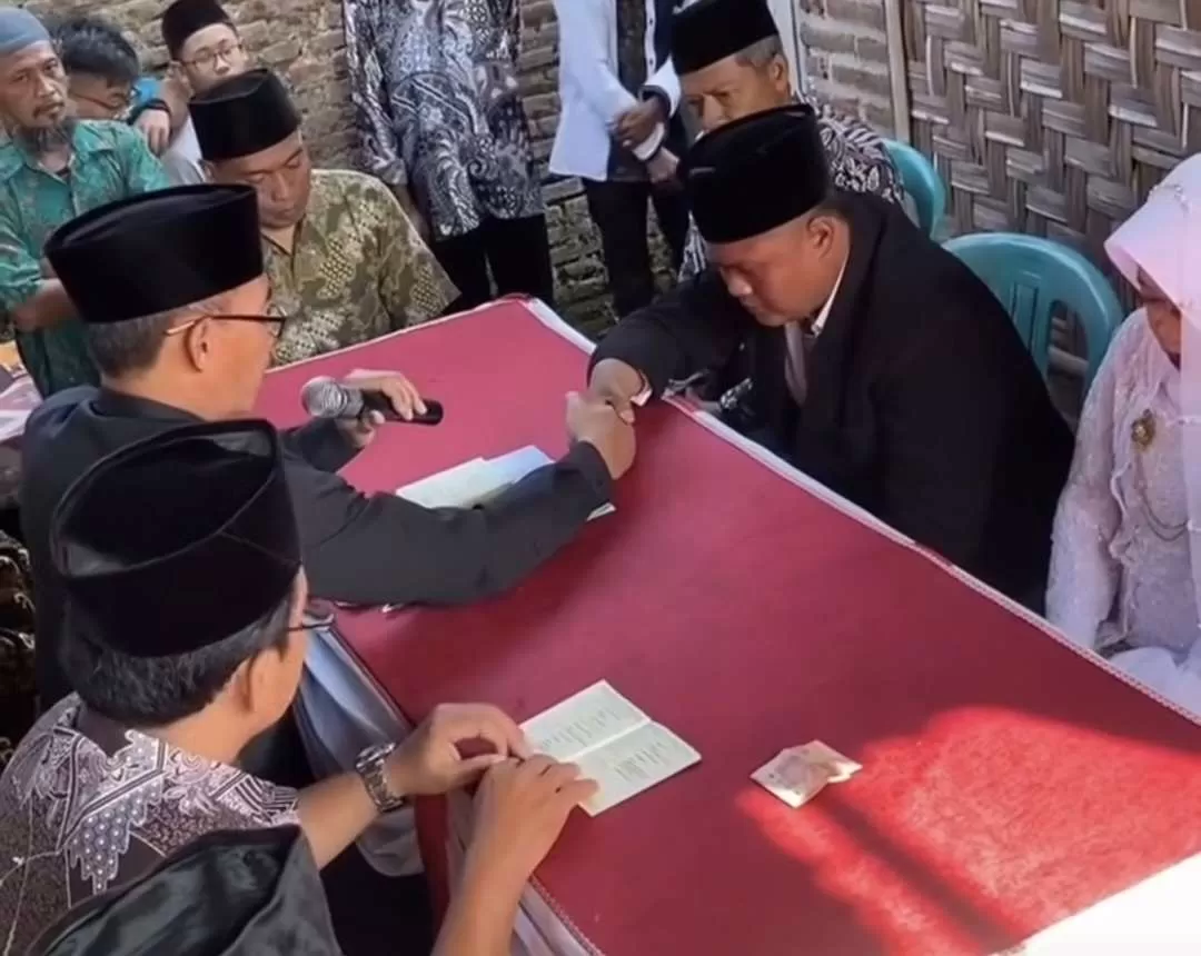 Viral! Cinta Tak Kenal Umur, Pemuda 25 Tahun Mantap Nikahi Perempuan 63 Tahun. (KlikSoloNews/dok)