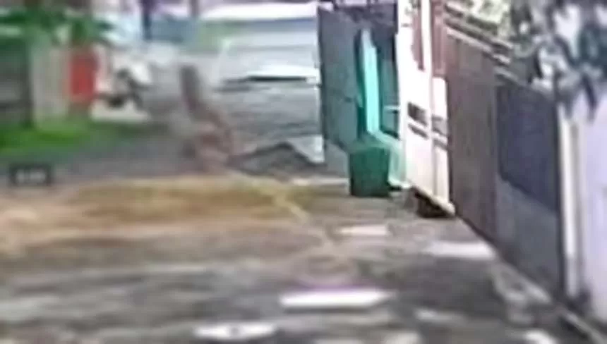 Warga Wonorejo Karanganyar Resah, Pria Telanjang Berkeliaran Malam Hari dan Terekam CCTV saat Masuk Pekarangan Rumah. (KlikSoloNews/dok)