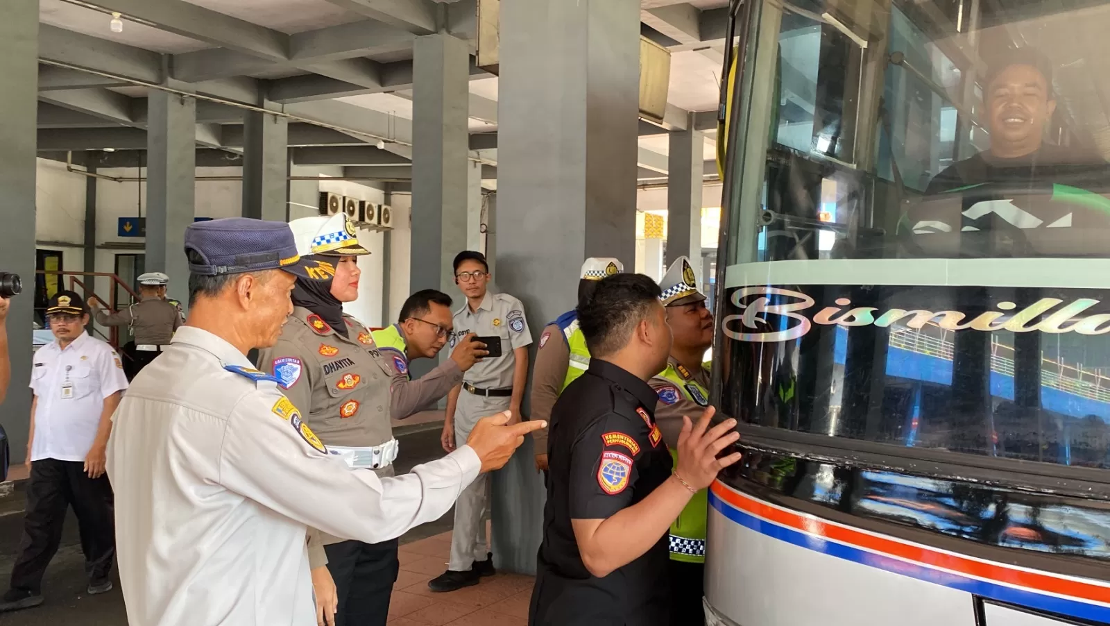 Sambut Hari Bhayangkara ke-80, Satlantas Polresta Surakarta Gelar Ramp Check Bus di Terminal Tirtonadi. (KlikSoloNews/dok)