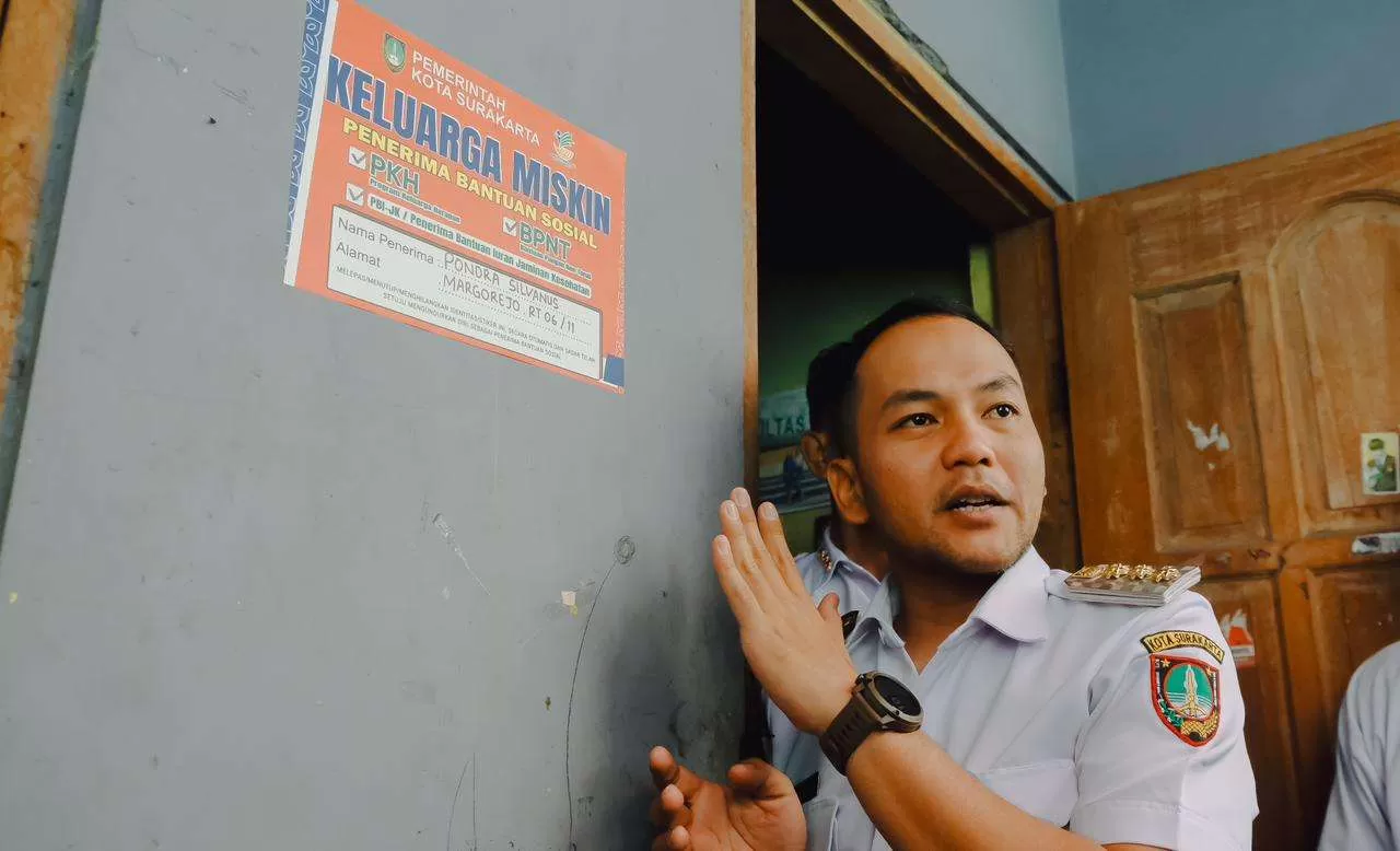 Dari Tempel Stiker Penerima Bansos hingga Lowongan Kerja, Jurus Baru Respati Ardi Entaskan Kemiskinan di Solo. (KlikSoloNews/dok Pemkot Surakarta)