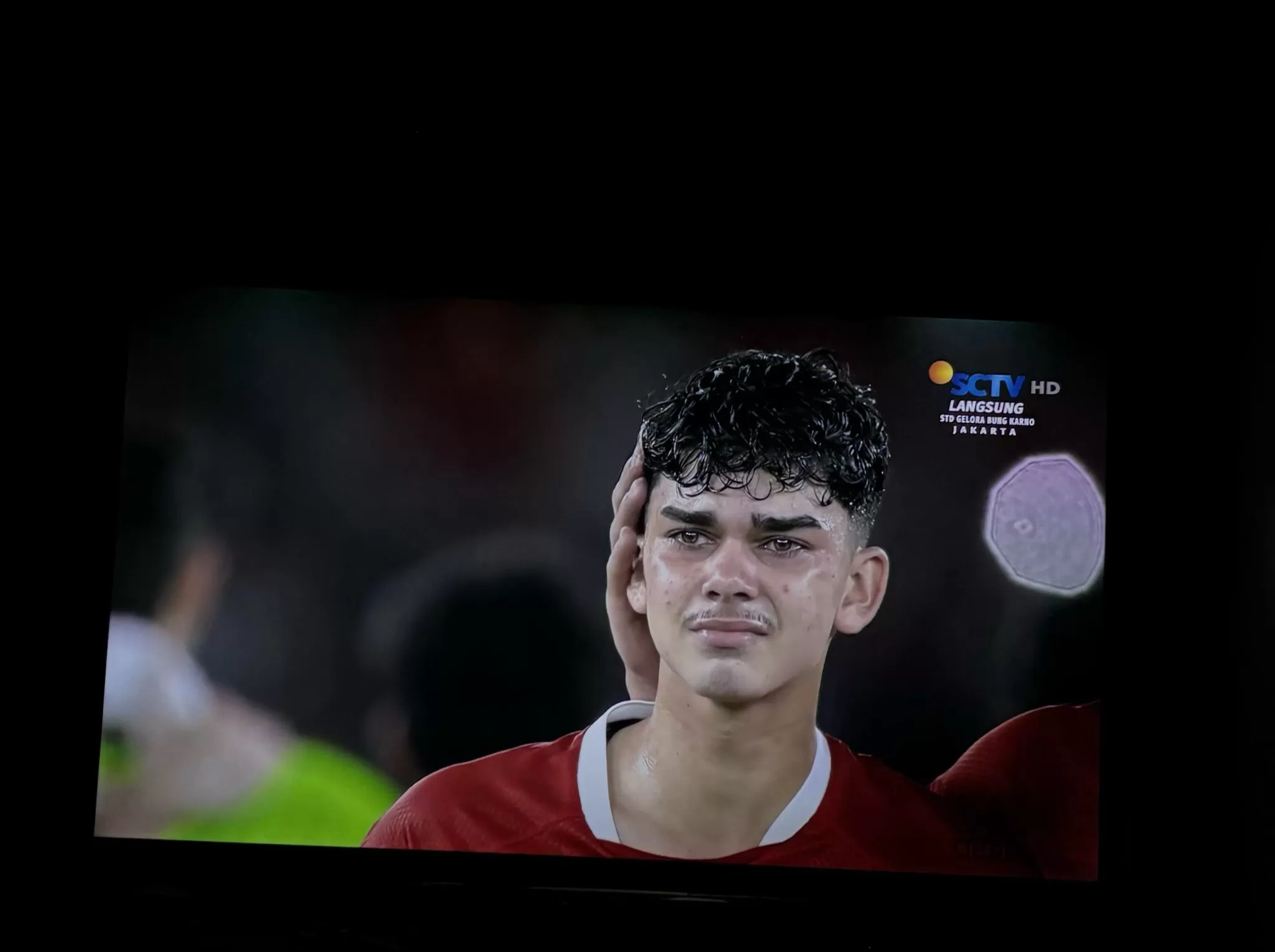 Momen Mathew Baker menangis saat menyanyikan Tanah Airku usai debut membela Timnas Indonesia vs Oman di FIFA Matchday, Jumat (5/6/2026), malam. (KlikSoloNews/tangkapan layar Vidio)