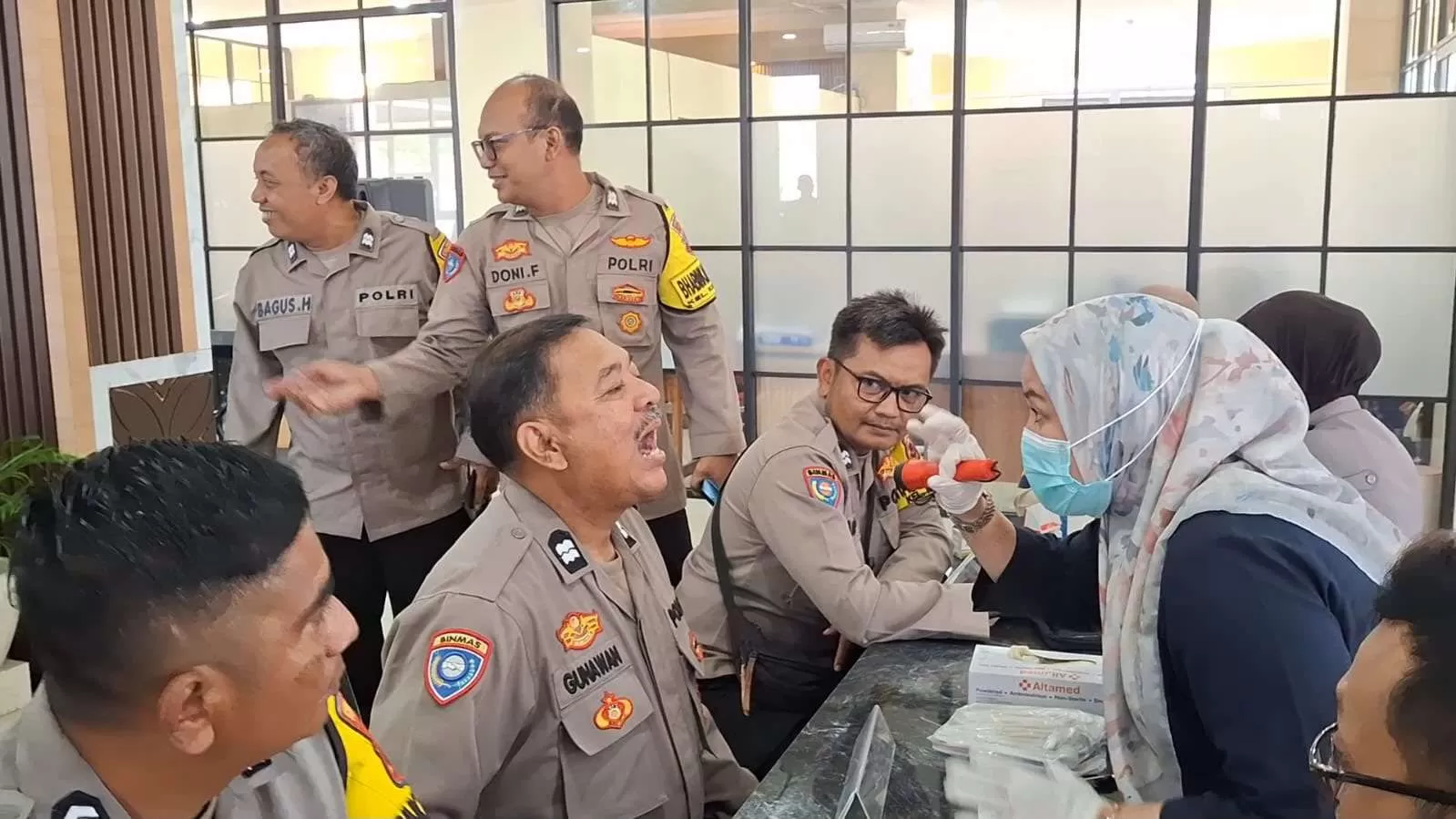 54 Bhabinkamtibmas Surakarta Lolos Tes TB Paru, Siap Terjun ke Masyarakat sebagai Tracer. (KlikSoloNews/dok Pemkot Surakarta)