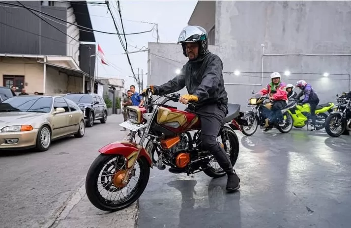 Tampak Ahmad Syahroni, politikus Partai NasDem, mengendarai RX King koleksinya. Foto: IG ahmad syahroni