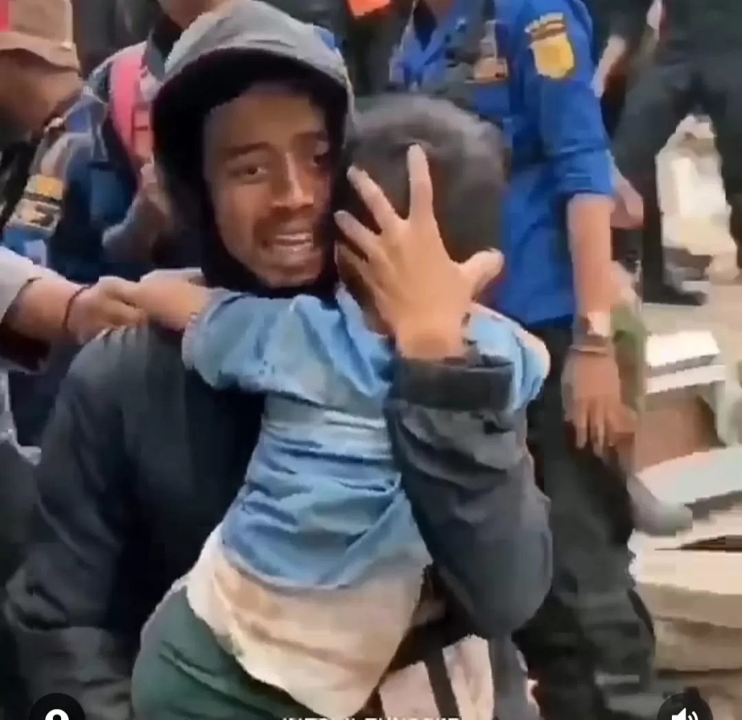 Detik-detik seorang bocah yang terjebak 3 hari akibat gempa di Cianjur diselamatkan (Dok tangkapan layar)