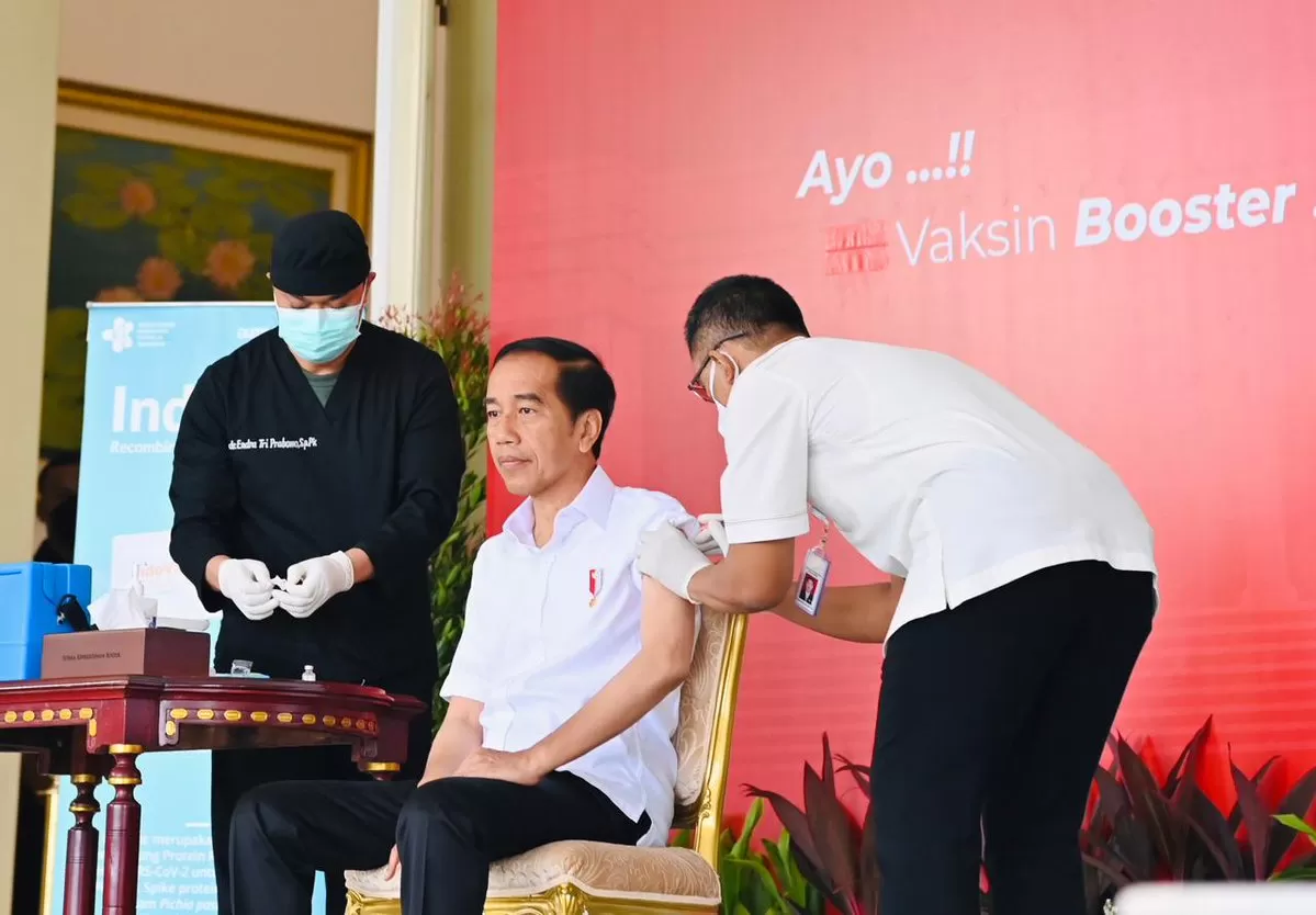 Presiden Jokowi vaksin booster kedua pakai vaksin indovac di Instana Bogor.