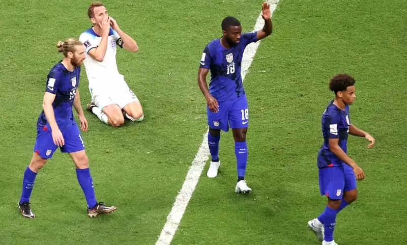 Harry Kane -kiri atas- frustasi di laga Inggris Vs Amerika Serikat pada matchday 2 Grup B Piala Dunia 2022. (Foto: dailymail)