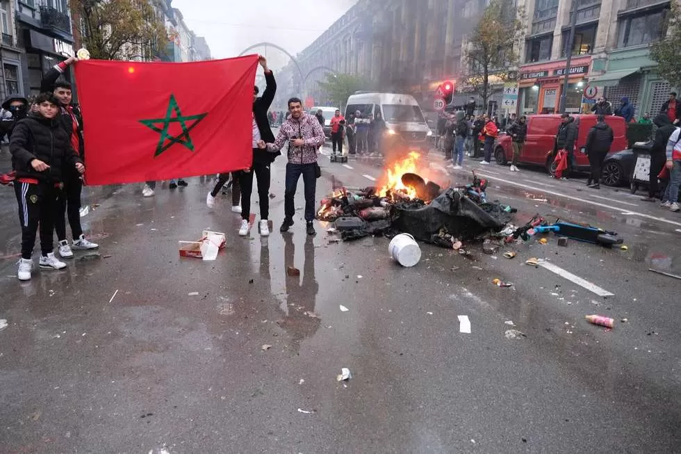 Kerusuhan suporter di Belgia usai Maroko mengalahkan Belgia 2-0 pada matchday 2 Grup F Piala Dunia 2022. (Foto: hln be)