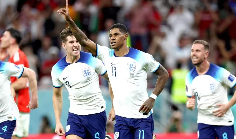 Marcus Rashford menunjuk langit dalam selebrasi golnya ke gawang Wales pada matchday terakhir Grup B Piala Dunia 2022. (Foto: newshub co nz)
