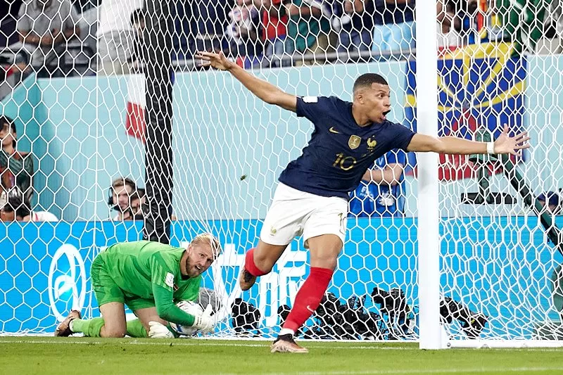Pemain Prancis Kylian Mbappe merayakan golnya ke gawang Denmark pada penyisihan Grup D Piala Dunia 2022. (Foto: optajoe)