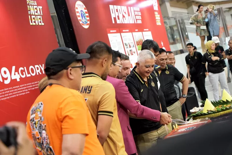 Potong tumpeng pada perayaan ulang tahun Persija ke-94. (Foto: Persija Jakarta)