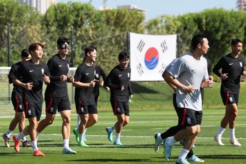 Son Heung-min -memakai topeng- dalam latihan timnas Korea 23 November 2022 jelang hadapi Uruguay di Piala Dunia Qatar. (Foto: Korea Times)