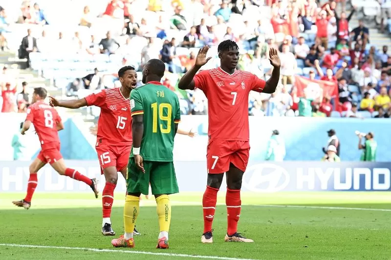 Striker Swiss Breel Embolo -nomor 7- tidak merayakan golnya ke gawang Kamerun dalam laga Piala Dunia 2022 Grup G. (Foto: sbnation)