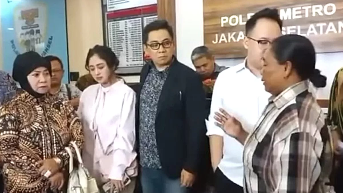 Winarsih cabut kata-kata kotor seperti balon, lakinya banyak, dan lain-lain yang pernah dilontarkan pada Dewi Perssik. (YouTube Cumi Cumi)